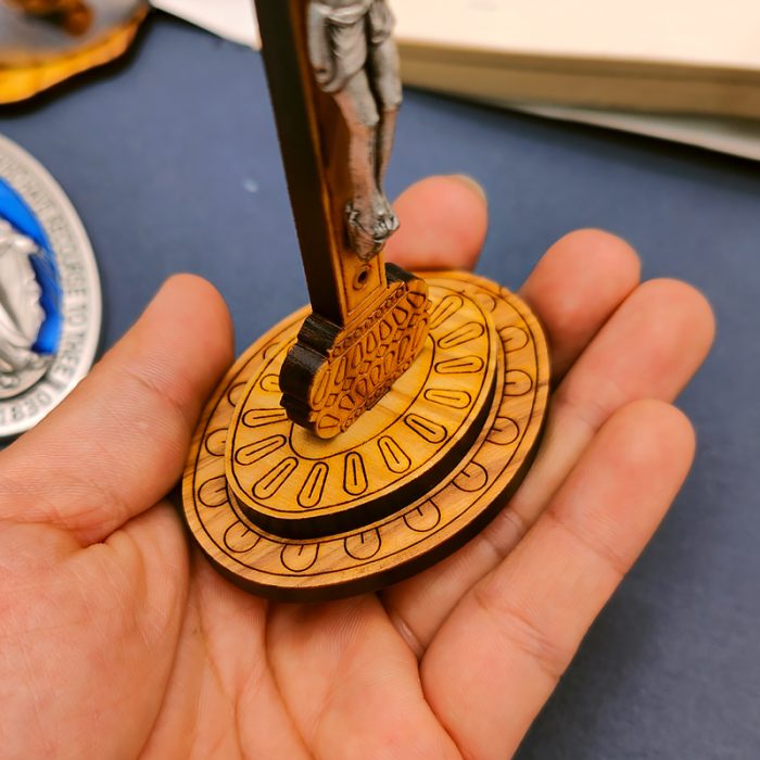 十字架-权杖-橄榄木-带圣尸带底座-13x7cm Catholic religious art