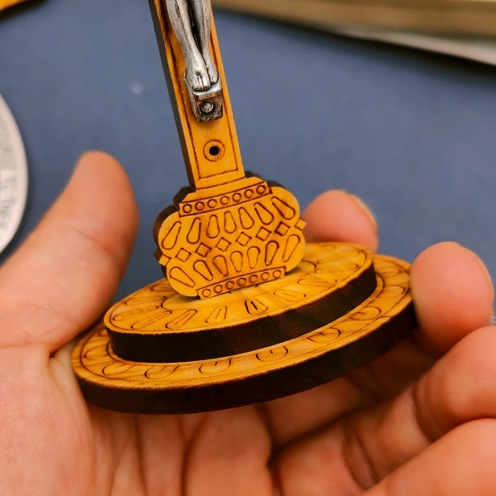 十字架-权杖-橄榄木-带圣尸带底座-13x7cm Catholic religious art