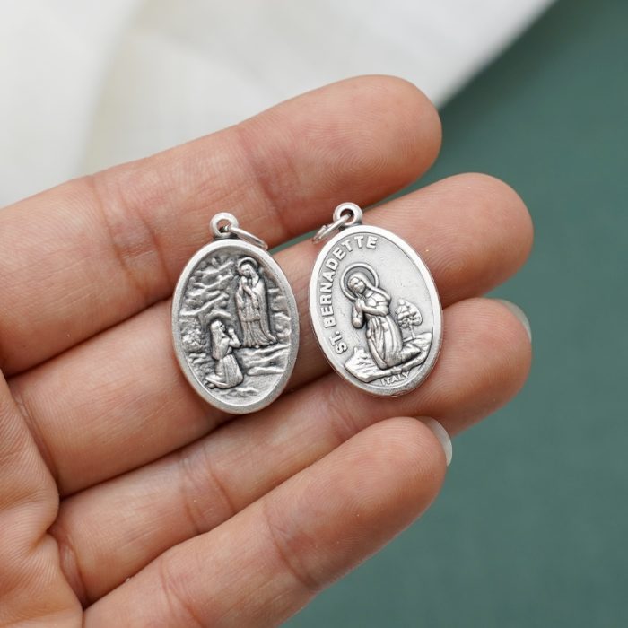 DIY小吊牌-露德显现+伯尔纳德-锌合金-镀银-2.2cm Catholic religious art