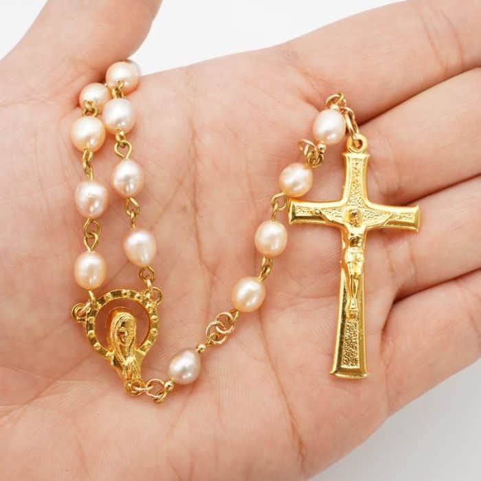 6毫米天然粉色椭圆珍珠玫瑰念珠 - 金色中心挂件与苦像 Catholic religious art