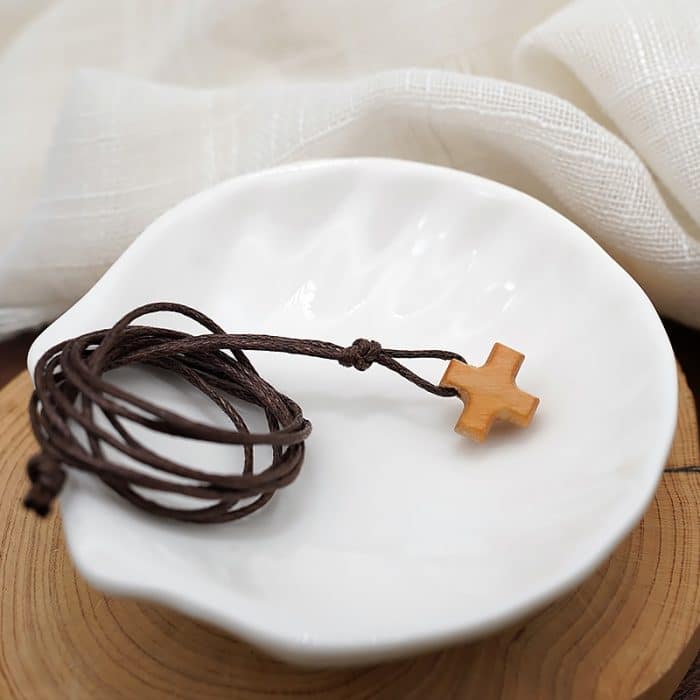 十字架-方形-橄榄木-带挂绳-1.2cm Catholic religious art
