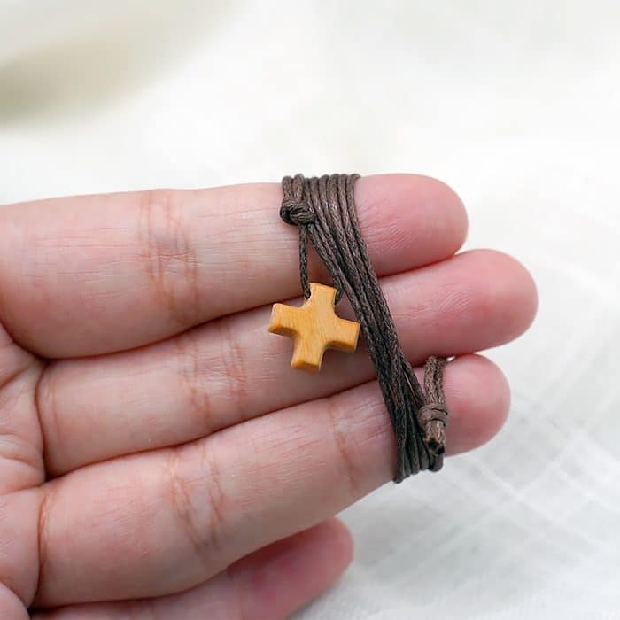十字架-方形-橄榄木-带挂绳-1.2cm Catholic religious art