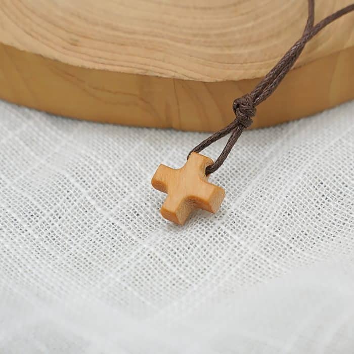 十字架-方形-橄榄木-带挂绳-1.2cm Catholic religious art