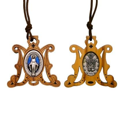 圣牌-橄榄木-“M”-带合金牌-带挂绳-4x4cm