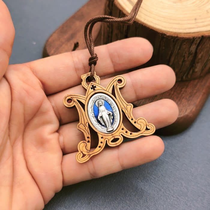 圣牌-橄榄木-“M”-带合金牌-带挂绳-4x4cm Catholic religious art