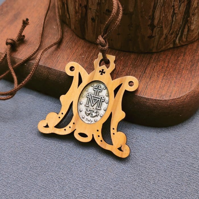 圣牌-橄榄木-“M”-带合金牌-带挂绳-4x4cm Catholic religious art