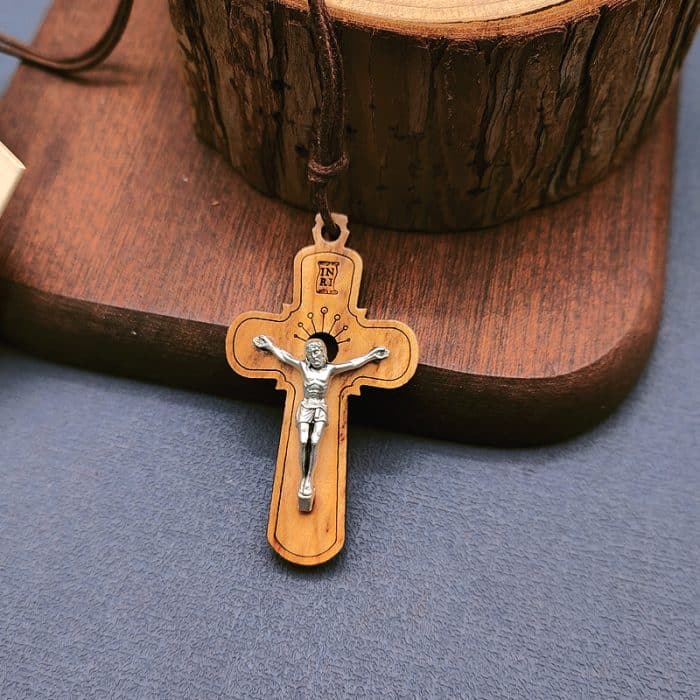 十字架-橄榄木-圆形合金圣尸-带挂绳带卡片带包装-5x3cm Catholic religious art