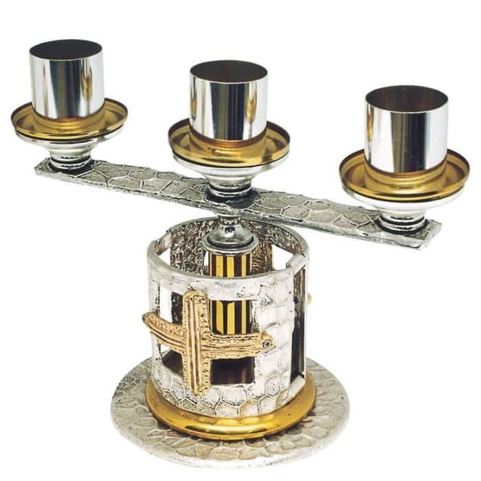 带锻造十字架的三支枝状烛台 Catholic religious art