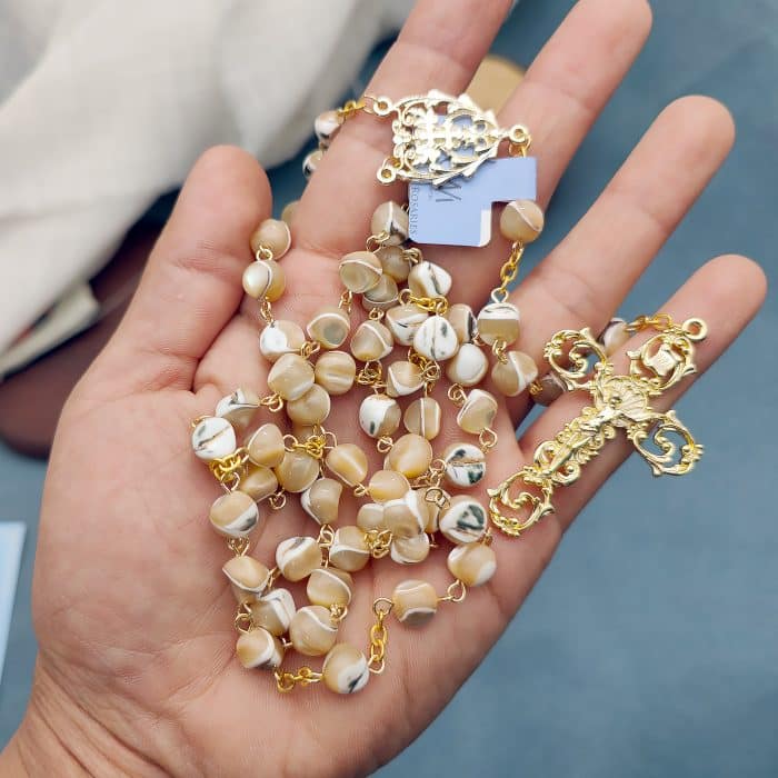 玫瑰念珠-奶茶色不规则贝壳珍珠-7mm-链式-金色 Catholic religious art