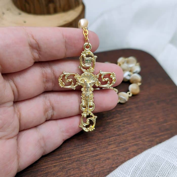 玫瑰念珠-奶茶色不规则贝壳珍珠-7mm-链式-金色 Catholic religious art