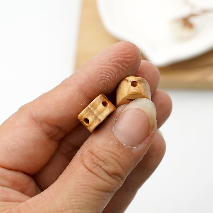 DIY三通-橄榄木-圣母抱耶稣-桃心-1.5cm Catholic religious art