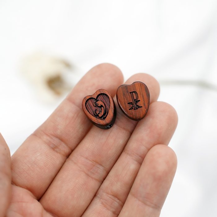 DIY三通-紫檀木-圣母抱耶稣-桃心-1.5cm Catholic religious art