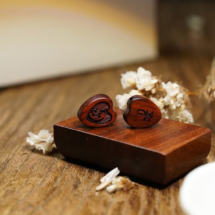 DIY三通-紫檀木-圣母抱耶稣-桃心-1.5cm Catholic religious art