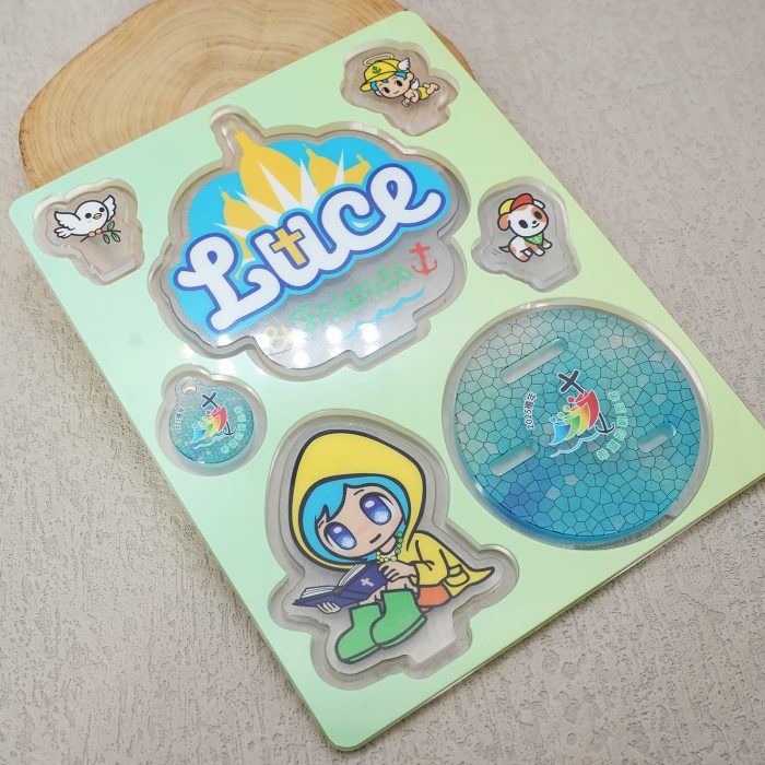 摆台-2025禧年-亚克力-黄衣看书吉祥物-14cm Catholic religious art