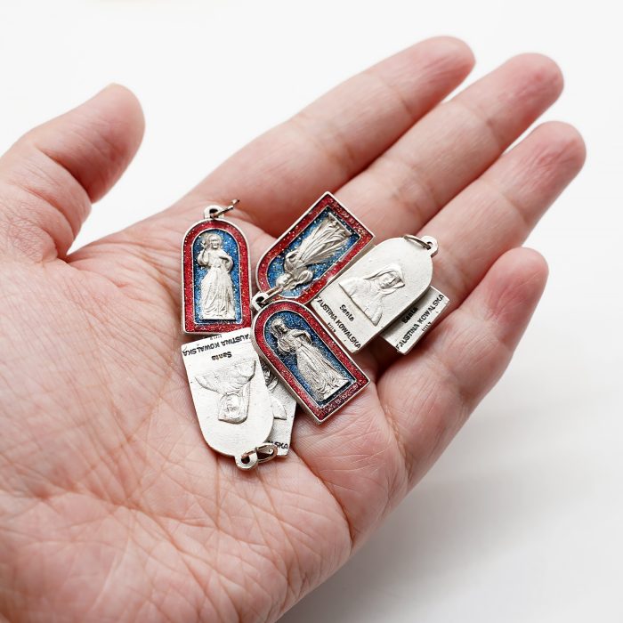 圣牌-傅天娜-上主慈悲-镀珐琅彩-带圈-2.4x1.4cm Catholic religious art